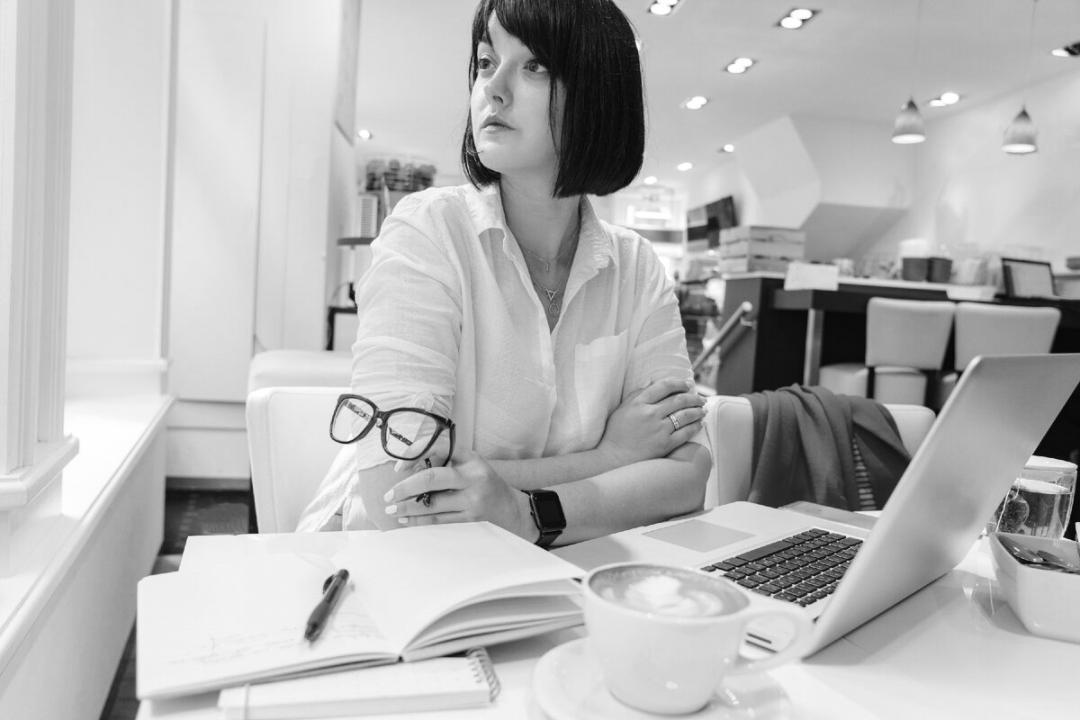 Wirtschaftskalender-Analyse auf Bildschirmen mit strukturierten Daten und Marktkursen